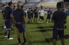 Elenco se rene durante treinamento no estdio Augusto Bauer, em Brusque