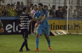 Goleiro Cssio comemora a classificao diante do Brusque