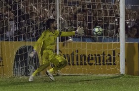 Goleiro do Brusque durante cobrana de pnaltis na Copa do Brasil