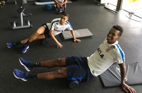 Jô e Gabriel treinando na academia