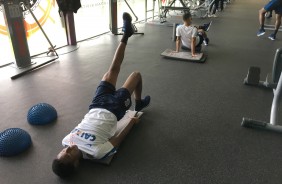 J trabalha a musculatura na academia