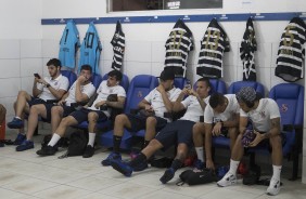 Jogadores no vestiário aguardando o início do jogo contra o Brusque