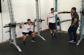 Jogadores trabalhando a musculatura na academia