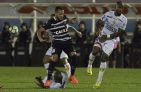 Maycon em dividida com jogadores do Brusque, pela Copa do Brasil