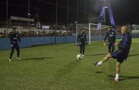 Preparador de goleiros Mauri em treinamento com os arqueiros do Timão