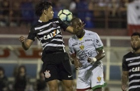 Romero conduz a bola em jogo contra o Brusque, pela Copa do Brasil