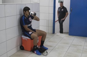 Romero no vestiário do estádio Augusto Bauer para treinamento
