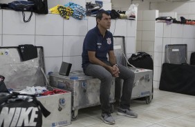 Técnico Fábio Carille aguarda no vestiário o início do jogo contra o Brusque