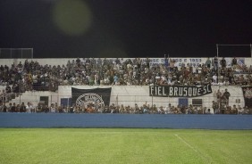 Torcida apoiando o treino do Timão em Brusque, no estádio Augusto Bauer