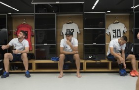 Caíque França, Léo Jabá e Maycon no vestiário da Arena à espera do jogo contra o Santos