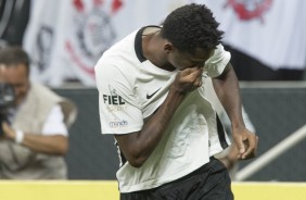 Com a camisa do Corinthians, Jô marcou seu segundo gol em clássicos