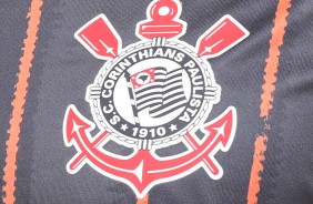 Detalhe da camiseta do corinthians laranja e preta