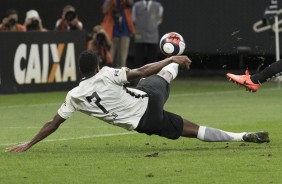 Finalização do atacante Jô durante a partida contra o Santos, pelo Paulistão