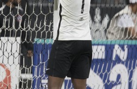 Jô lamentando oportunidade perdida durante jogo contra o Santos, na Arena