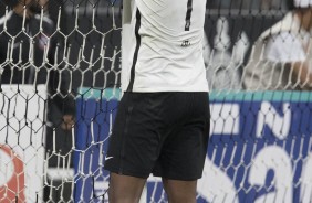 J lamentando oportunidade perdida durante jogo contra o Santos, na Arena