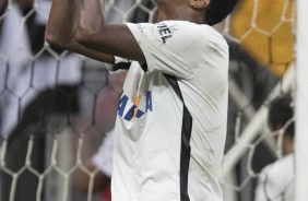 Jô perdeu chance de abrir o marcador contra o Santos