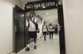 Moiss durante a chegada dos jogadores  Arena para partida contra o Santos