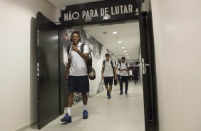 Moisés durante a chegada dos jogadores à Arena para partida contra o Santos