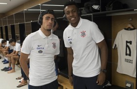 Moisés e Gabriel no vestiário da Arena antes do clássico contra o Santos