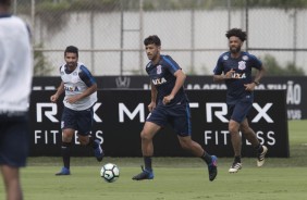 Camacho organiza meio-campo durante treino no CT