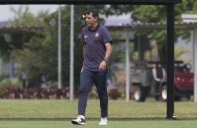 Carille caminha no CT durante treino