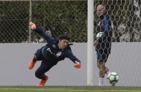 Cássio defende arremate rasteiro em meio ao trabalho dos goleiros