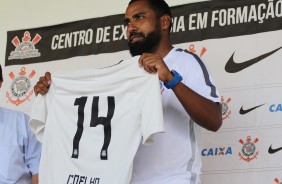 Coelho exibe camisa durante coletiva