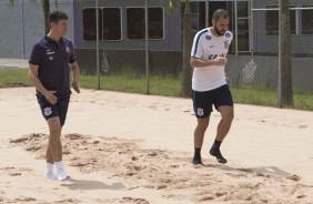 Danilo treina na areia durante atividade da manh