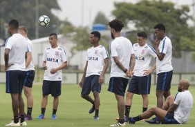 Elenco reunido durante treino no CT