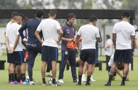 Elenco se reúne durante atividade no CT Joaquim Grava