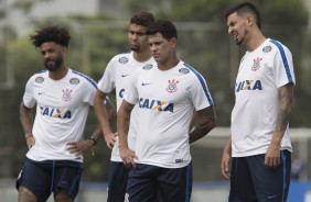 Jogadores durante treino da manhã no CT