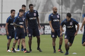 Jogadores participam de aquecimento em um dos campos do CT Joaquim Grava