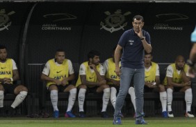Tcnico Fbio Carille orienta os jogadores durante partida contra o Santos
