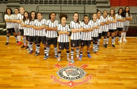 Meninas do futsal 2017 posam para foto