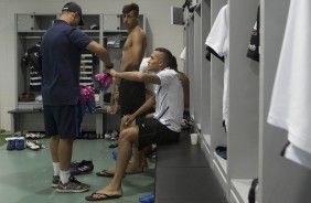 Jogadores aguardam início da partida diante do Luverdense