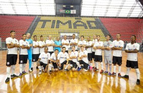 Jogadores do futsal posam para foto