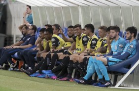 Banco de reservas do Timão assiste ao jogo contra o Luverdense, na Arena Pantanal