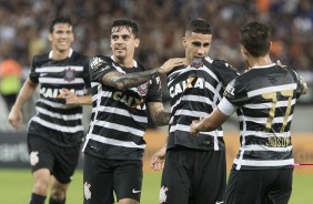 Fagner, Gabriel, Balbuena e Jadson comemoram o primeiro gol do volante diante do Luverdense