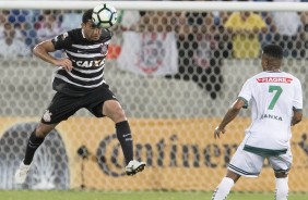 Zagueiro Pablo afasta o perigo levado pelo Luverdense  meta corinthiana