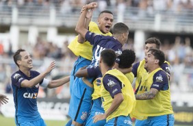 Banco de reservas inteiro comemora o primeiro gol de Léo Santos