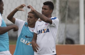 Bruno Paulo e Pedrinho confraternizam durante treino da tarde