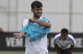 Camacho veste o colete durante o treino da tarde