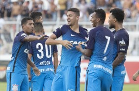 Elenco se reúne para comemorar o gol com Léo Santos