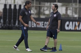 Fbio Carille conversa com membro da comisso tcnica durante treino da tarde