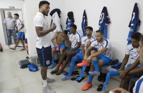 Jogadores aguardam no vestirio o incio do duelo contra a Ponte Preta