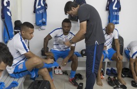 Leandro da Silva e jogadores no vestiário antes do jogo contra a Ponte Preta, pelo Paulistão