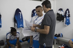 Leandro da Silva, no vestiário, passa instruções a Léo Jabá antes do duelo contra a Ponte Preta