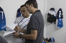 Léo Jabá e Leandro da Silva conversam no vestiário sobre o duelo contra a Ponte Preta