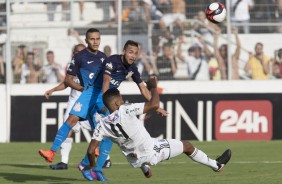 Léo Jabá e Maycon durante jogo contra a Ponte Preta no Moisés Lucarelli