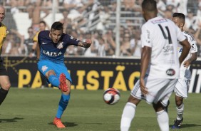 Léo Jabá enche o pé durante duelo contra a Ponte Preta, no Moisés Lucarelli